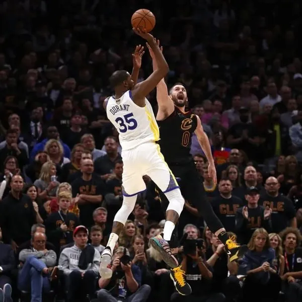 Một cầu thủ bóng rổ đang ném bóng đầy uy lực