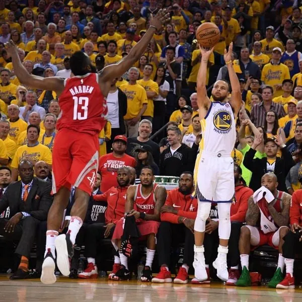 Cầu thủ bóng rổ đang tấn công trong trận đấu căng thẳng của vòng playoff