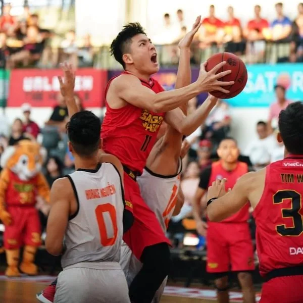 Hai cầu thủ bóng rổ đang tranh bóng quyết liệt trên sân