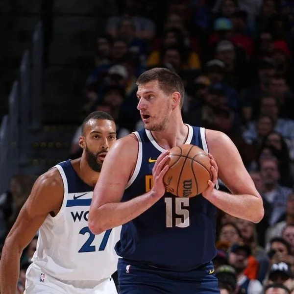 Cầu thủ bóng rổ ăn mừng chiến thắng đầy cảm xúc sau một pha bóng quan trọng