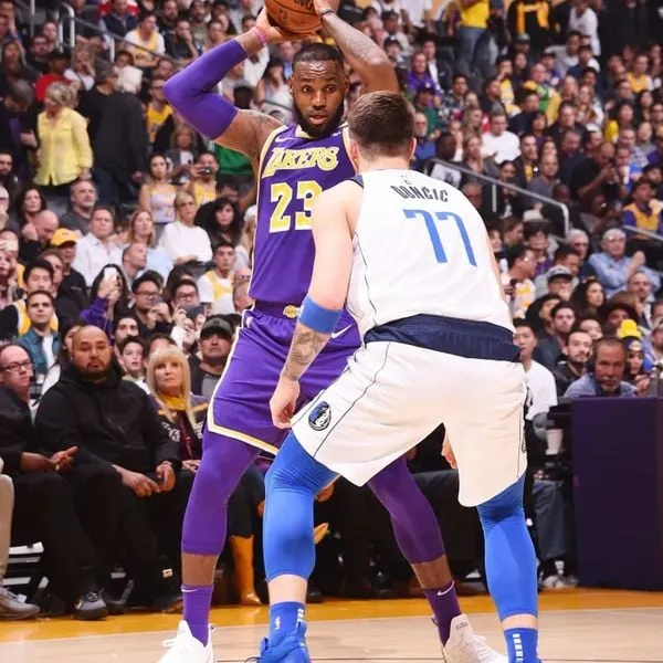 Cầu thủ thực hiện cú úp rổ đầy mạnh mẽ trong một trận đấu bóng rổ