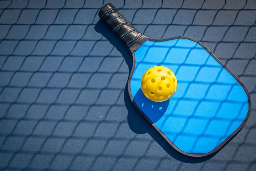 Vợt và bóng Pickleball
