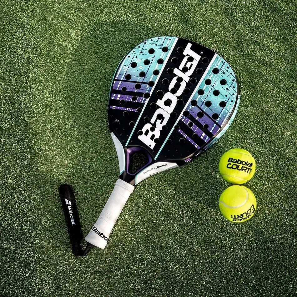 Vợt và bóng Padel tennis đặc trưng