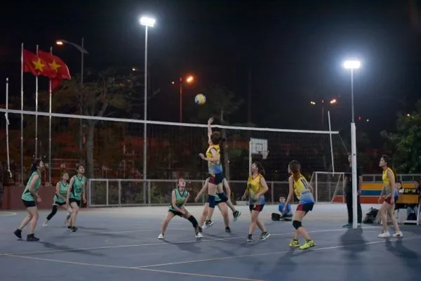 Các vận động viên bóng chuyền nữ thi đấu sôi nổi