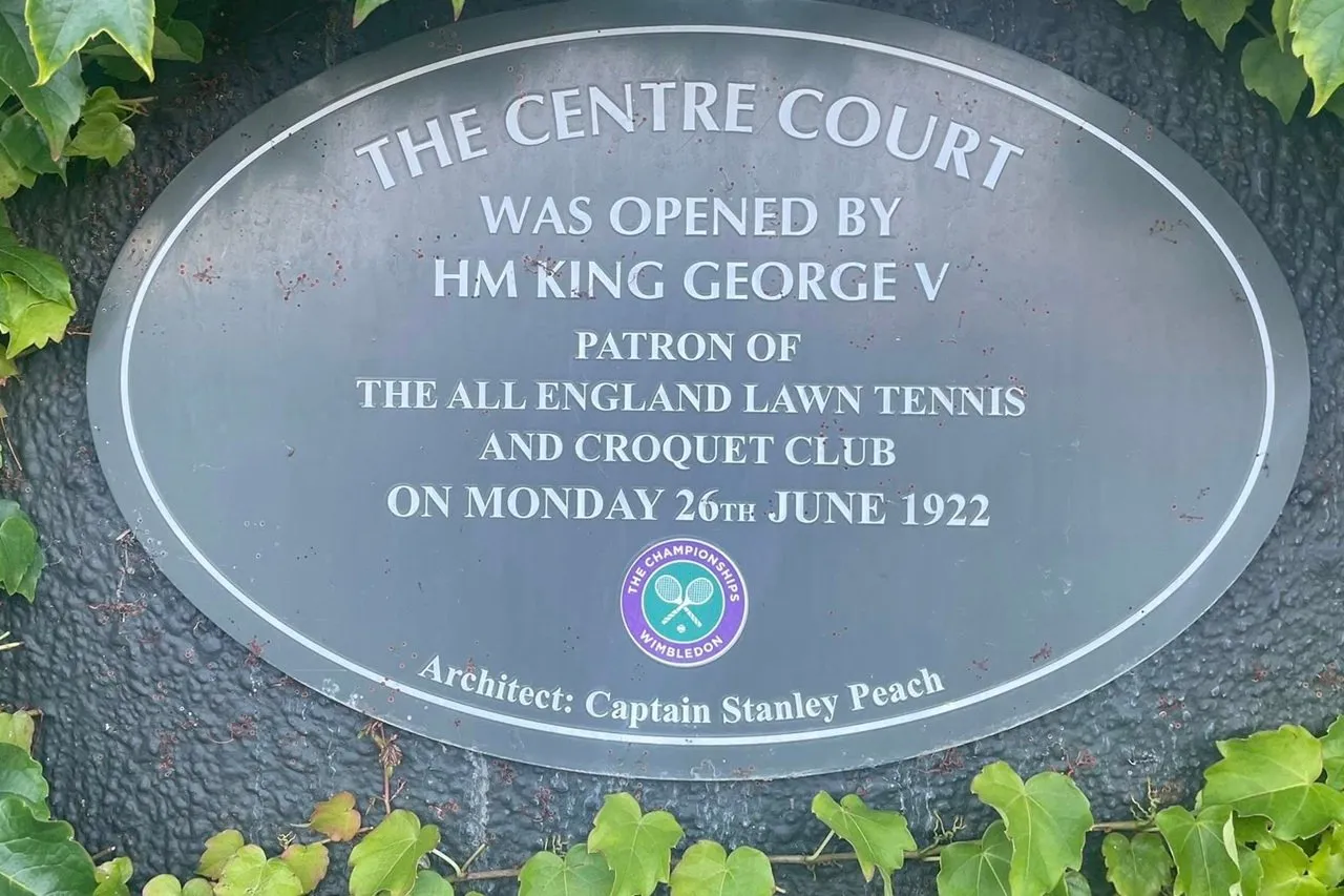 Tấm biển tưởng niệm Vua George V tại sân vận động mới của giải tennis Wimbledon là giải đầu tiên trên thế giới.