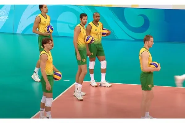 Cầu thủ quan sát đối thủ khởi động để chuẩn bị chiến thuật