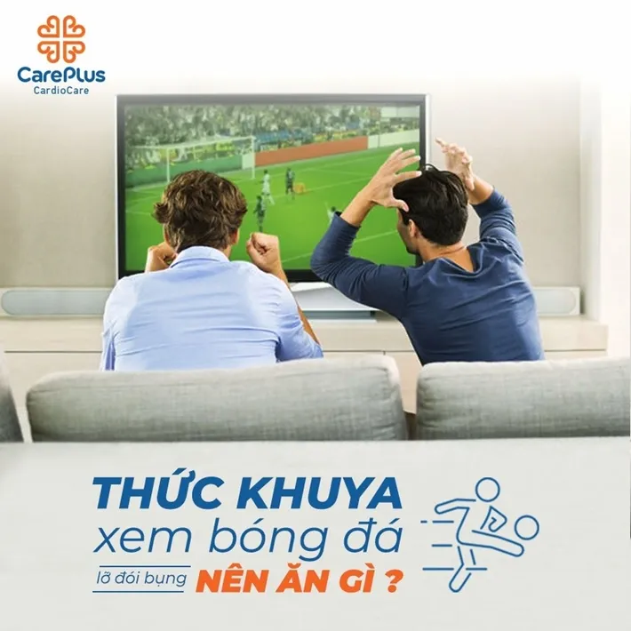 Người hâm mộ thức khuya xem bóng đá và lựa chọn món ăn vặt