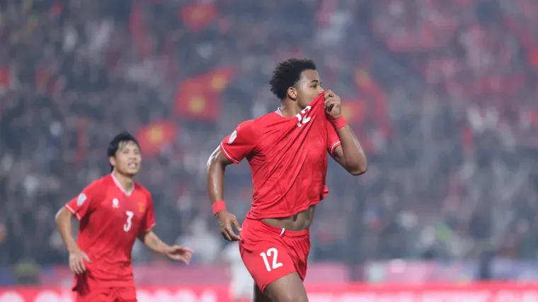 cầu thủ bóng đá tranh bóng trên sân cỏ, minh họa các trận đấu có tính tổng tỷ số agg