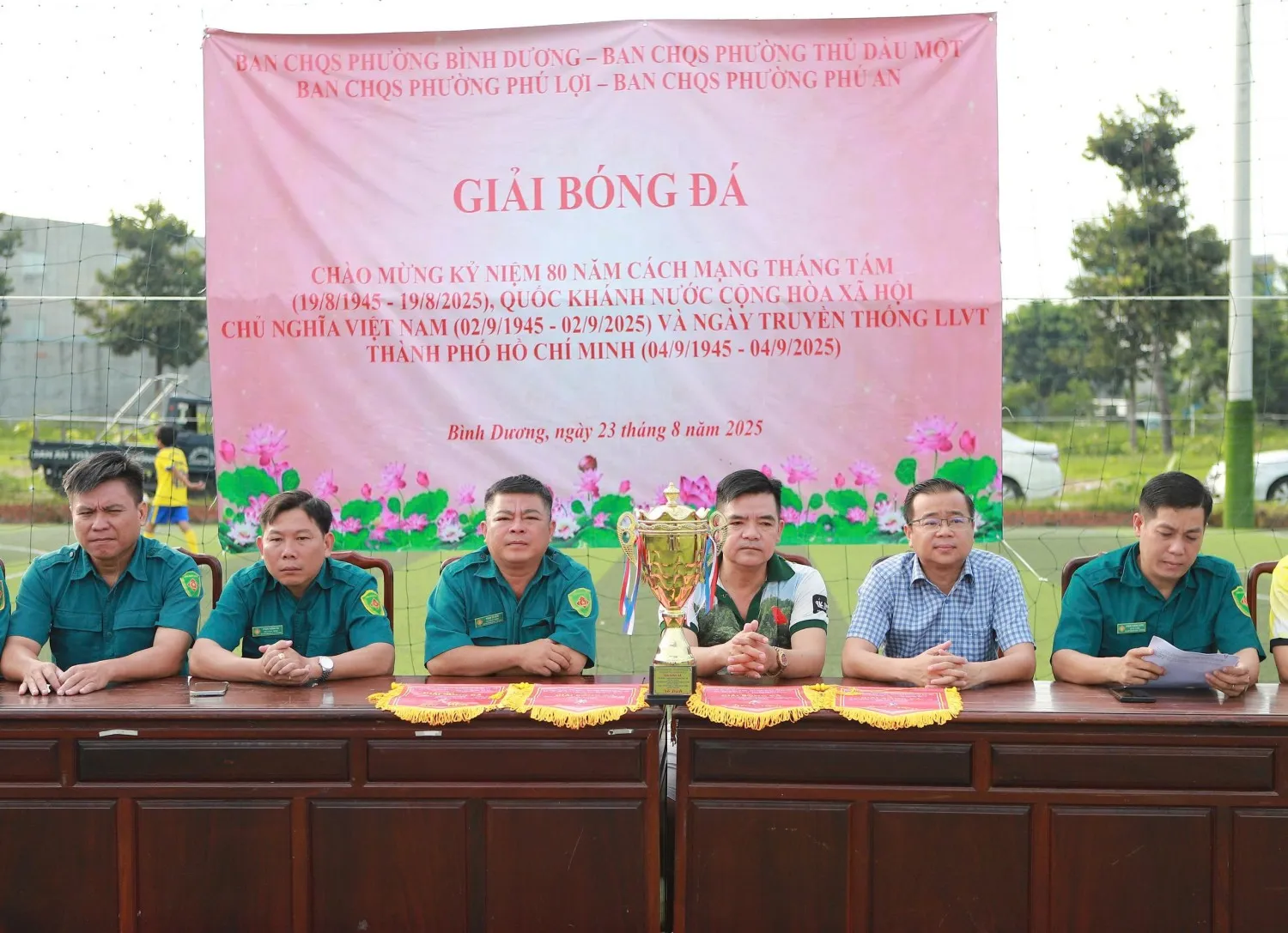 Cầu thủ đang tập trung cao độ trong một pha bóng kịch tính, mỗi động tác đều được thực hiện với sự chính xác và chăm chút, giống như cách chúng ta tỉ mỉ ủi phẳng trang phục bằng bàn là cán bóng mini.