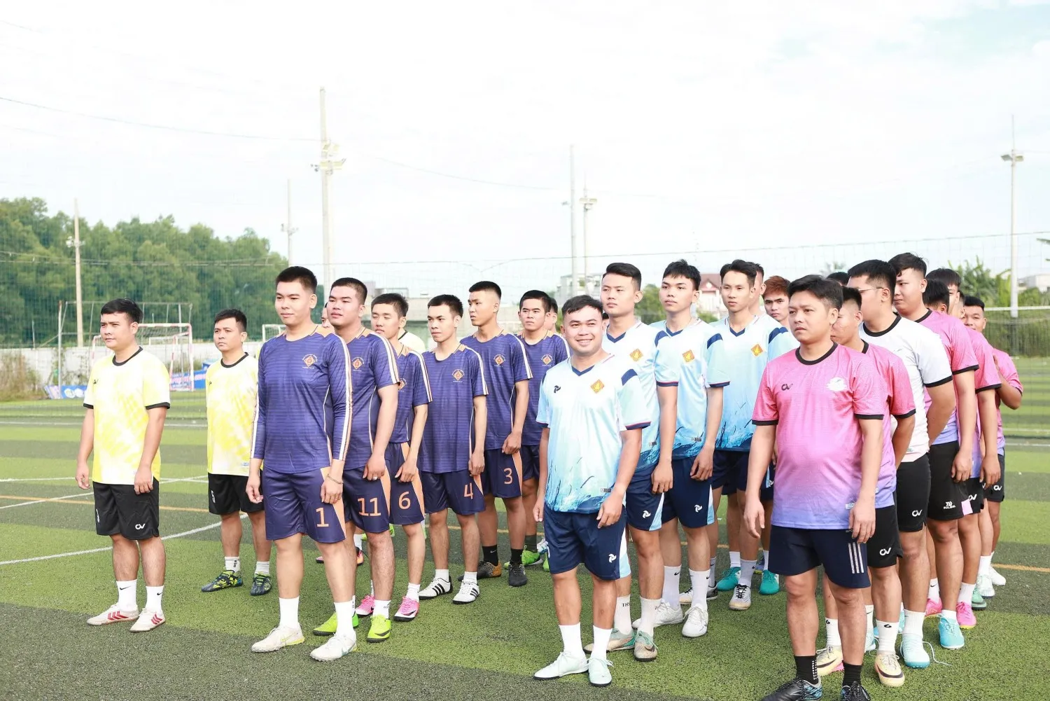 Tổng quan về giải đấu với các đội bóng và ban tổ chức, tất cả đều chuẩn bị kỹ lưỡng và chuyên nghiệp, thể hiện sự chu toàn trong mọi chi tiết như việc sử dụng bàn là cán bóng mini để có vẻ ngoài hoàn hảo.