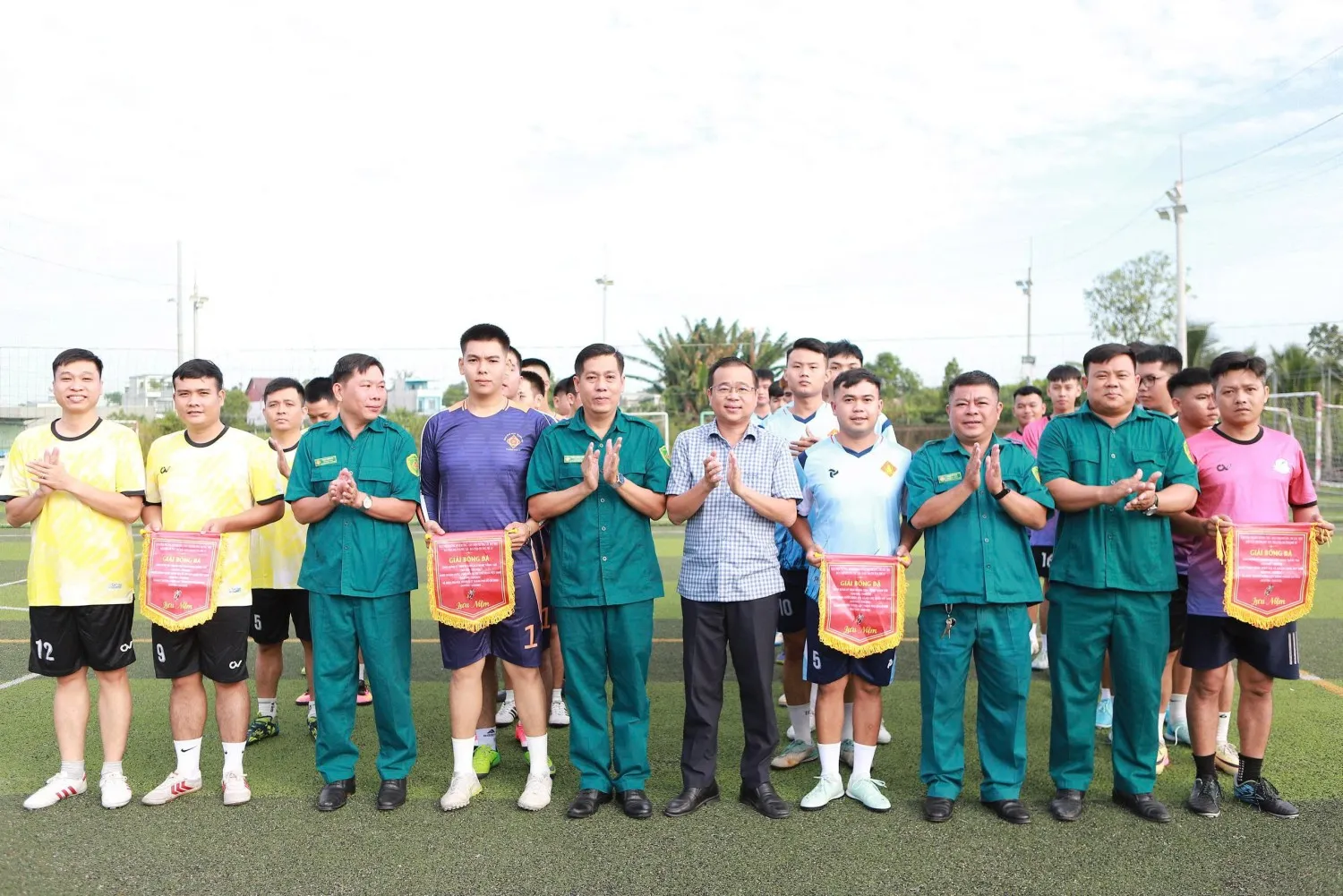 Các đội bóng đang chuẩn bị cho trận đấu trên sân cỏ, thể hiện tinh thần sẵn sàng và chuyên nghiệp như việc sử dụng bàn là cán bóng mini để có trang phục hoàn hảo nhất.