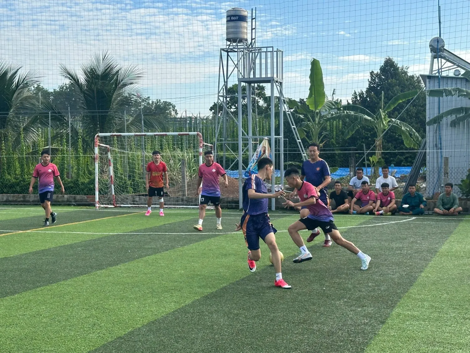 Các cầu thủ và trọng tài giao lưu sau trận đấu, không khí vui vẻ và đoàn kết, như sự hoàn hảo của trang phục sau khi được chăm chút bằng bàn là cán bóng mini.