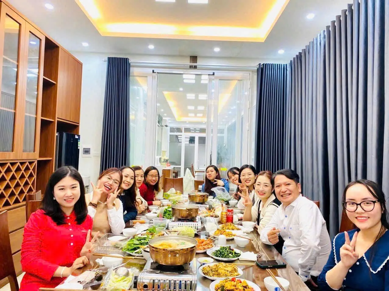 Phòng Tổ chức - Hành chính tham gia bữa cơm Công đoàn, củng cố tình đồng đội, tìm kiếm may mắn khi mơ đá bóng.