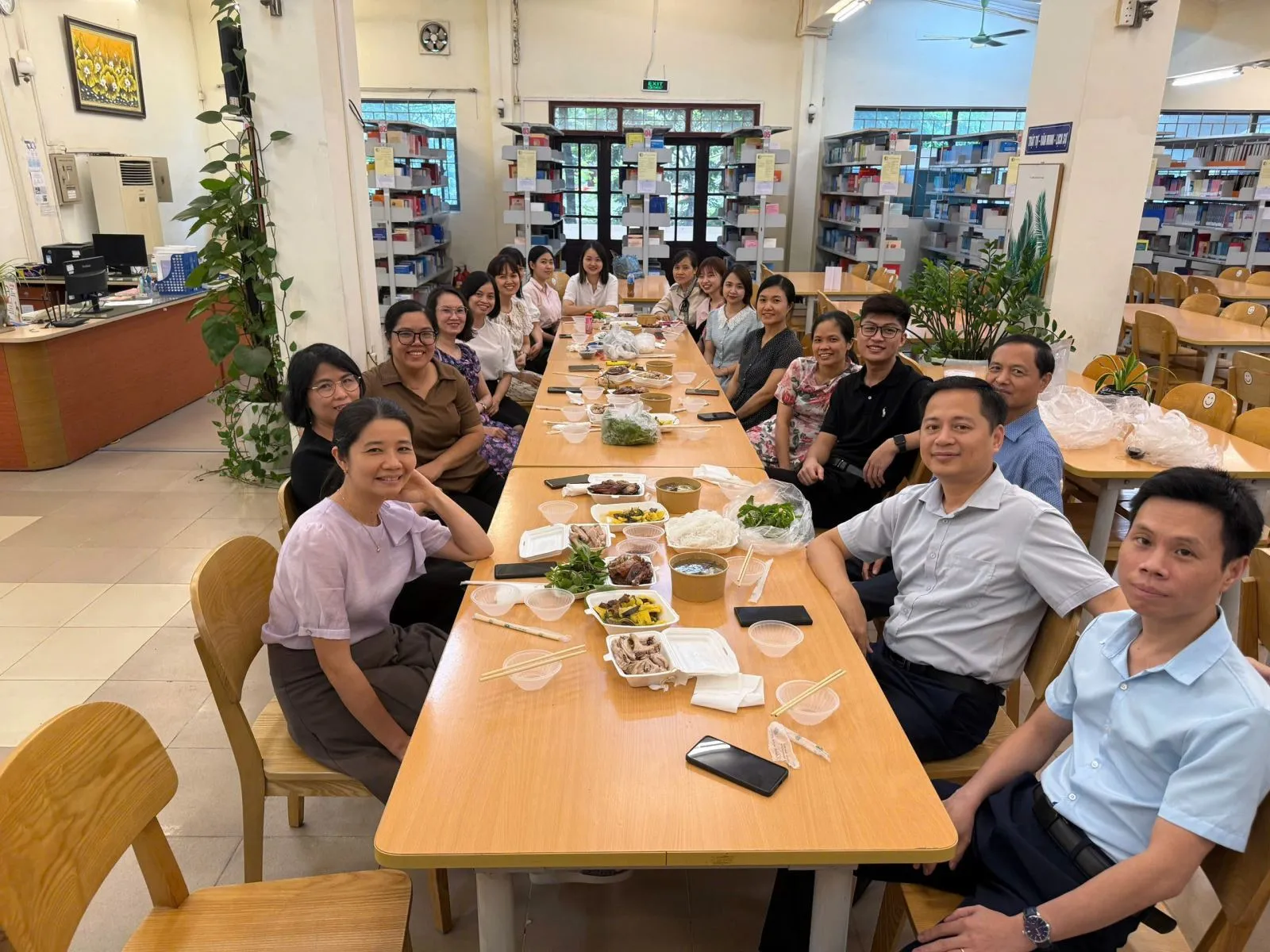 Tập thể cán bộ Trung tâm Công nghệ thông tin và Thư viện trong bữa cơm Công đoàn, khoảnh khắc gắn kết, hy vọng may mắn như mơ đá bóng đánh số gì.