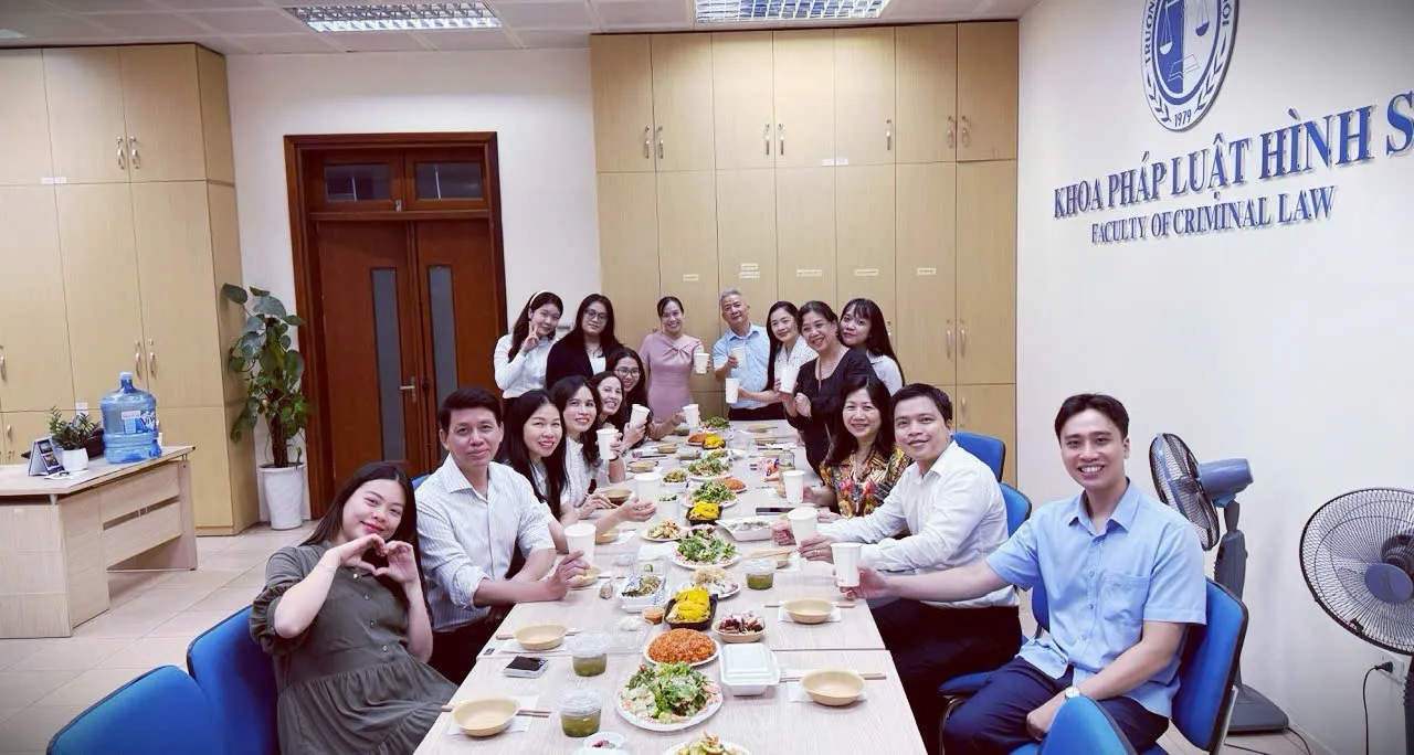 Khoa Pháp luật hình sự cùng nhau thưởng thức bữa cơm Công đoàn, tạo không khí vui vẻ và những dự đoán may mắn.