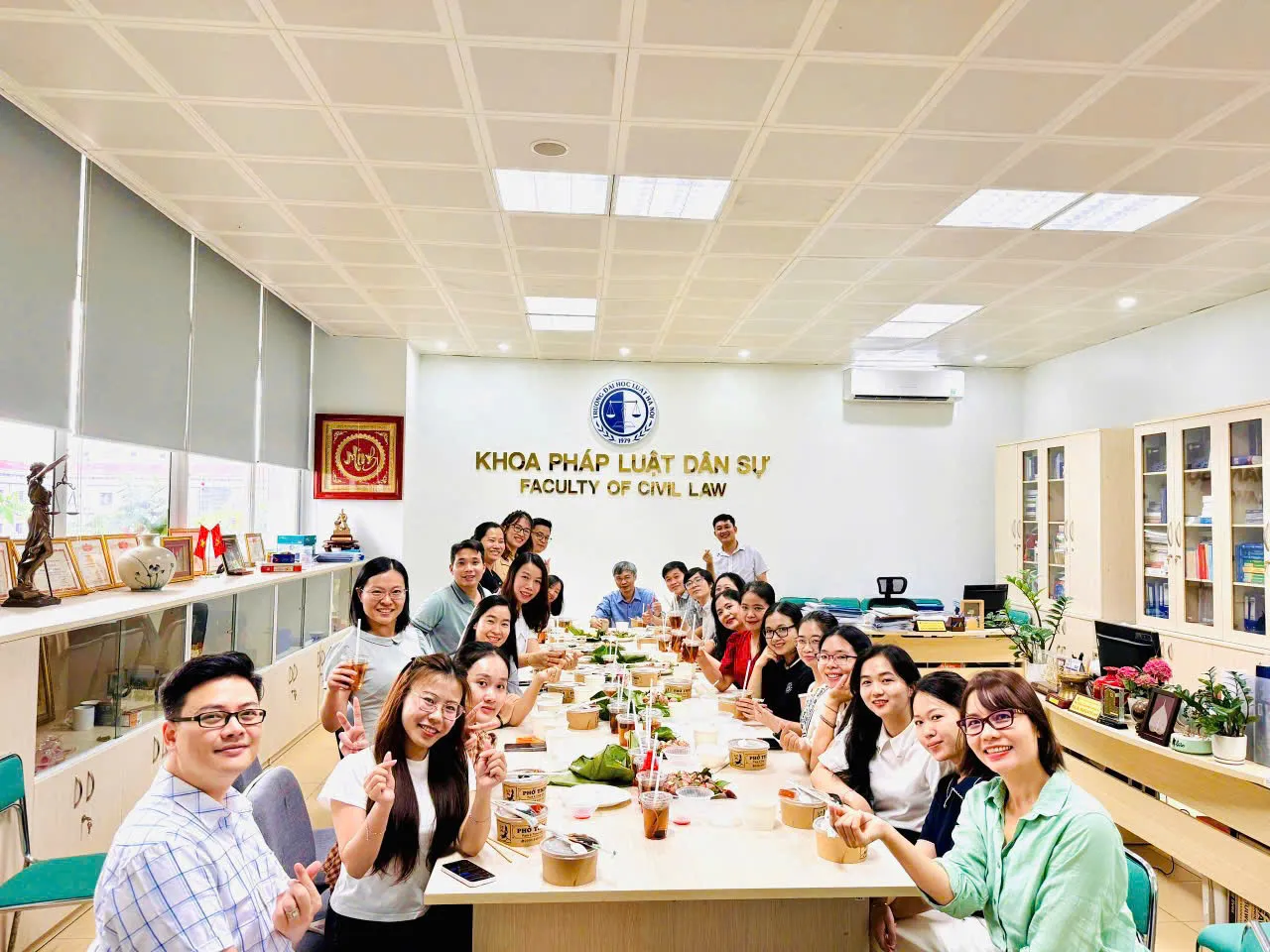 Khoa Pháp luật dân sự tại bữa cơm Công đoàn, tăng cường tình đoàn kết, mong ước may mắn tài lộc.