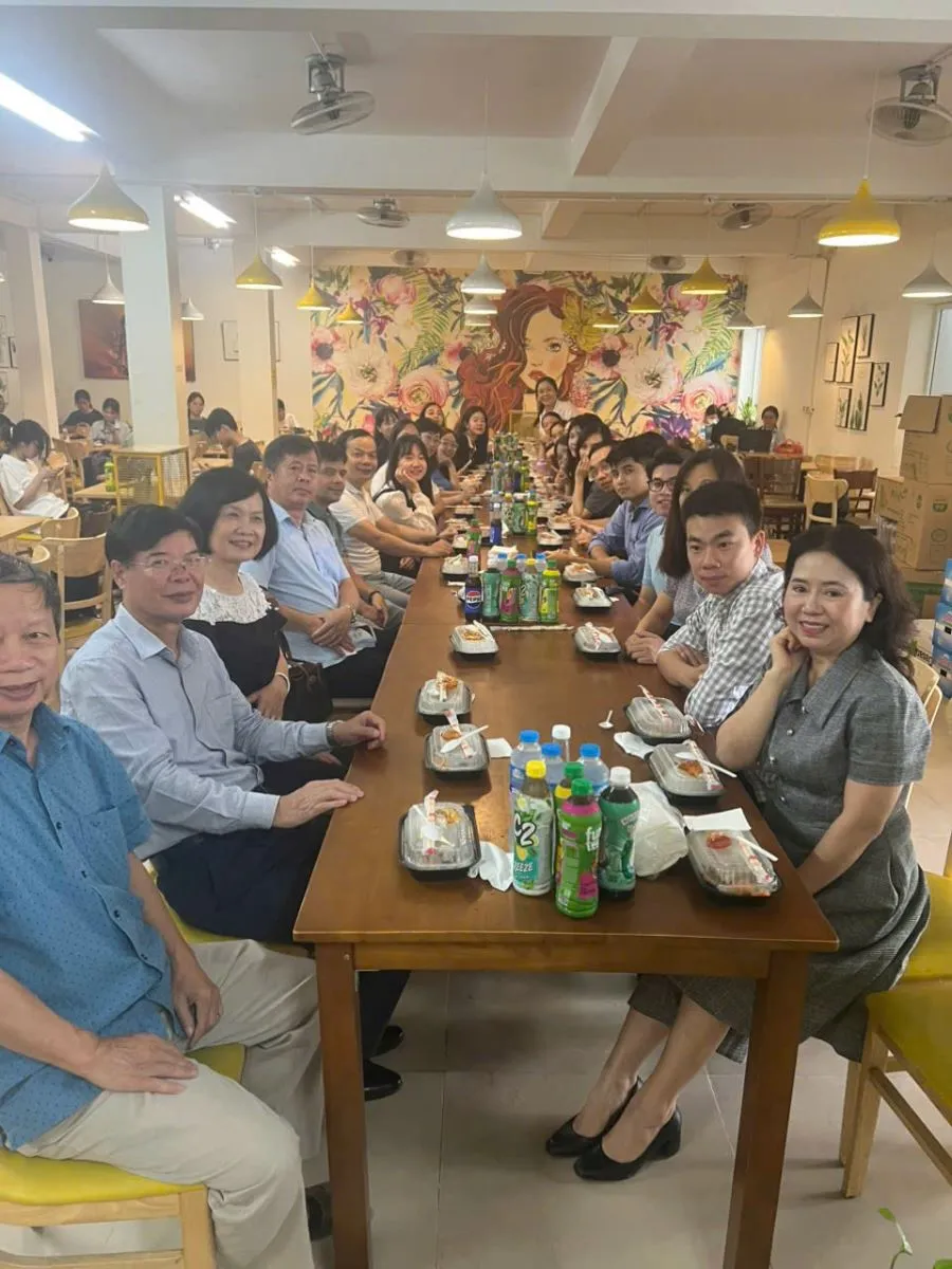 Cán bộ Khoa Pháp luật kinh tế tại bữa cơm Công đoàn, cùng nhau gắn kết, dự đoán vận may cho tương lai.