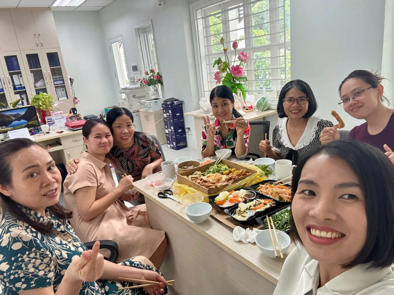 Đội ngũ Tạp chí Luật học tại bữa cơm Công đoàn, chia sẻ những câu chuyện và giải mã vận may.