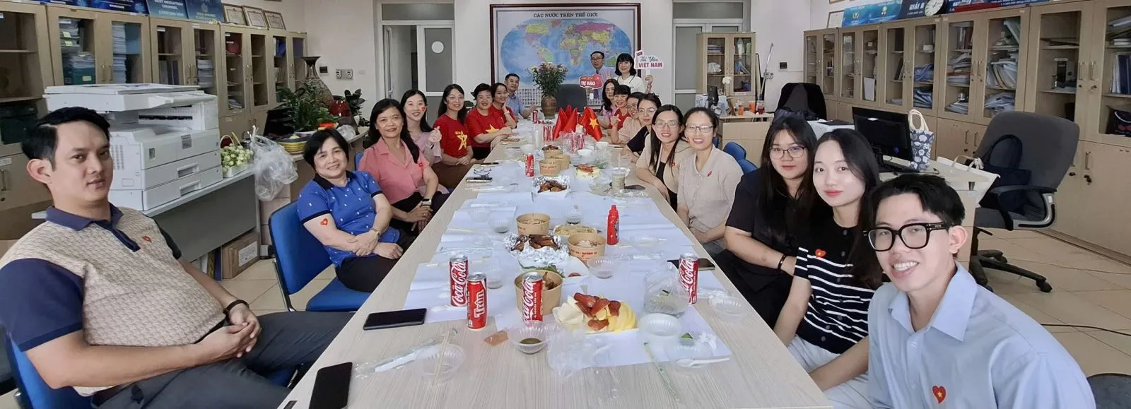 Khoa Pháp luật quốc tế cùng nhau dự bữa cơm Công đoàn, tăng cường giao lưu, tìm kiếm vận may.