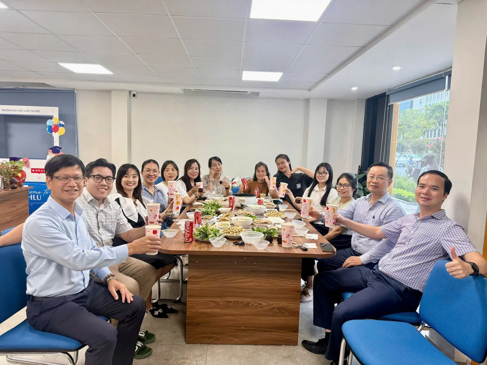 Phòng Đào tạo đại học quây quần bên bữa cơm Công đoàn, tạo không khí thân mật, khám phá ý nghĩa giấc mơ.