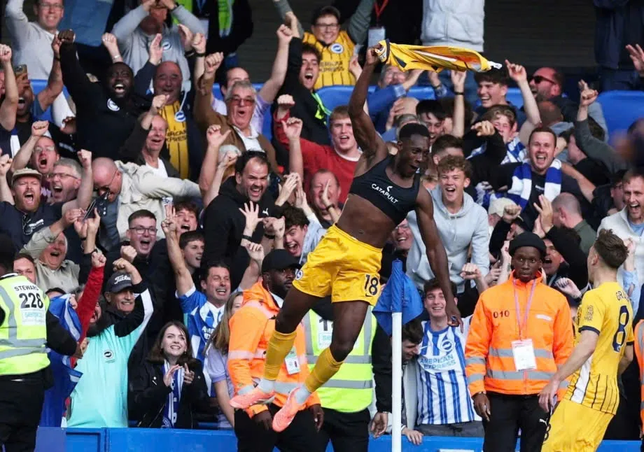 Danny Welbeck ăn mừng bàn thắng, minh họa thành công của cách điều chỉnh sơ đồ chiến thuật trong hiệp 2 để lội ngược dòng trước Chelsea.